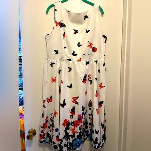 Sucrefas dress white with colored butterflies. Size XL